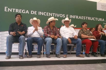 Firman Convenio de Desarrollo Municipalizado