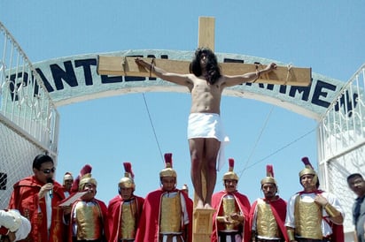 Cientos de fieles participan en el vía crucis número 15