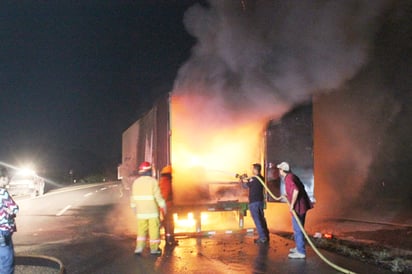 Se quema tráiler en Carretera 30