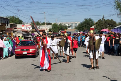 Recuerdan el vía crucis viviente de Jesucristo