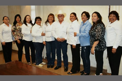 Felicita el alcalde Florencio Siller Linaje a las mujeres