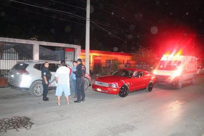 Causa choque y culpa a policías