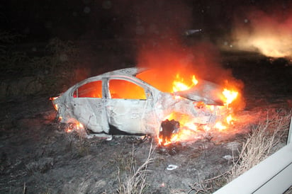 Choca, vuelca y arde vehículo