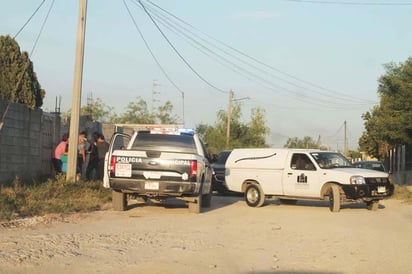 Encuentran a mujer colgada en comedor