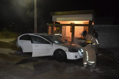 Fuego consume auto estacionado