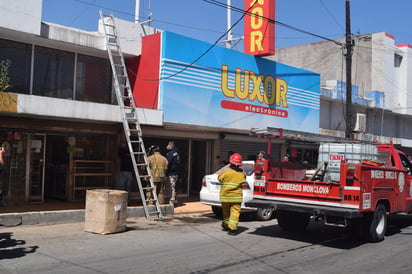 Connato de fuego en tienda LUXOR