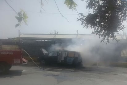 Se calcina vehículo por tren atravesado