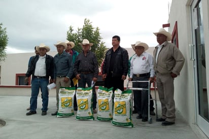 Entregan semilla de Sorgo a campesinos