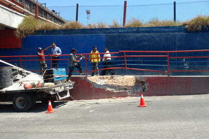 Grúa causa daños a banqueta peatonal