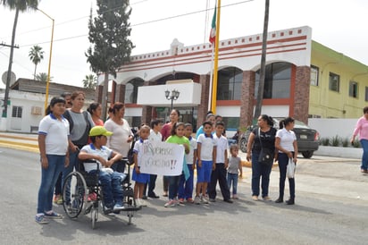 Madres de familia bloquean Carretera 30