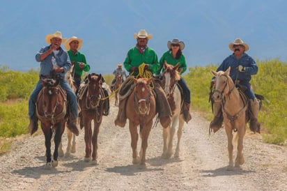 Reciben a Cabalgantes en 81 Aniversario de las Higueras