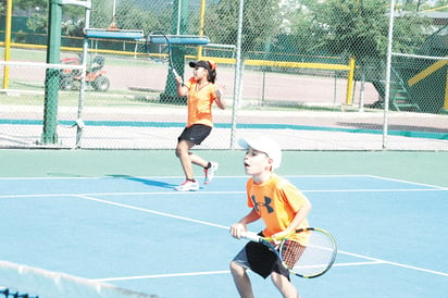 Sigue Torneo de Tenis Dobles