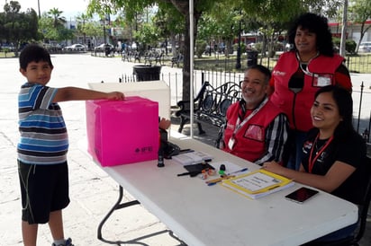 Acuden niños a votar