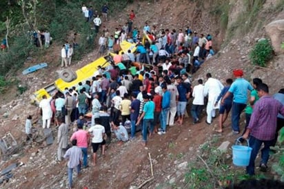 Mueren 27 niños al caer autobús