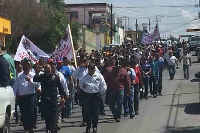 Marchan cientos de trabajadores