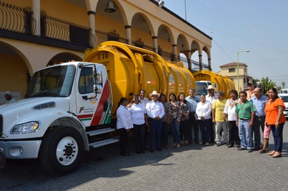 Entregan dos camiones recolectores de basura