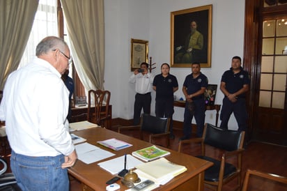 Cierran policías la Presidencia Municipal