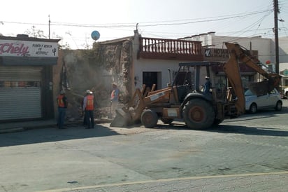 Retiran riesgos de casas viejas y abandonadas