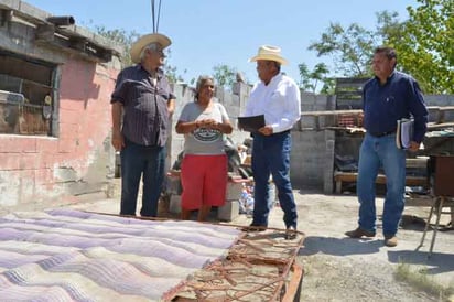 Entrega obra de construcción de recamara y anuncia otras