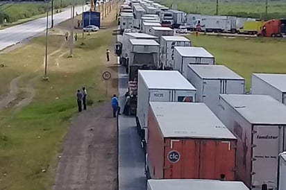 Bloquean puente Internacional en Nuevo Laredo