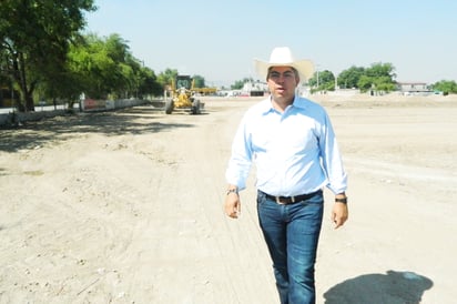 Supervisa Alcalde construcción de área deportiva