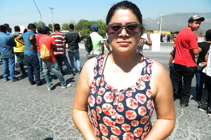 Marchan trabajadores apoyados por familias