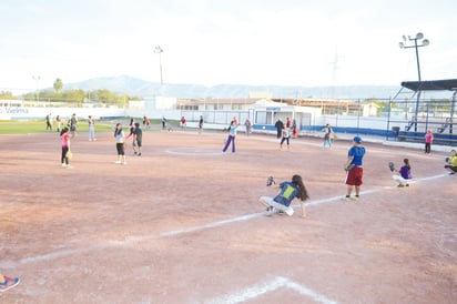 Realizan clínicas de softbol infantil