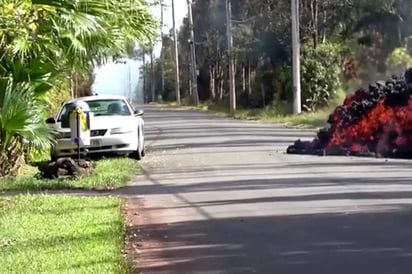 Lava de nueva fisura se traga auto