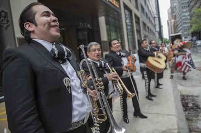 Cantan 'La Cucaracha' contra abogado racista