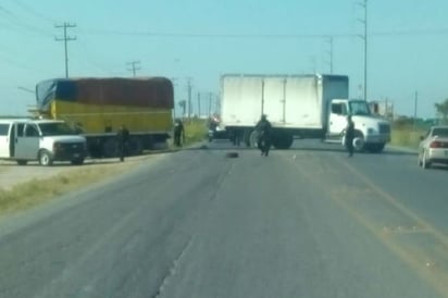 Bloquean carreteras y balean a custodios