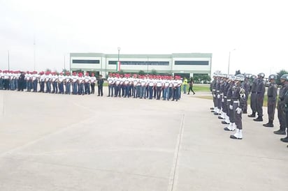 Asisten elementos a Junta de Bandera