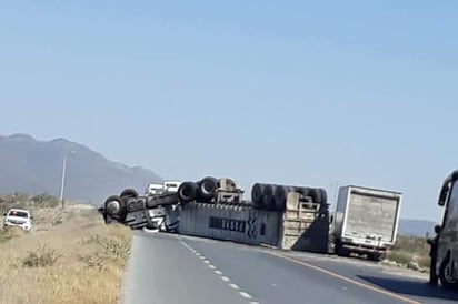 Tráiler volcado cierra carretera a Monterrey