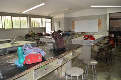 Alumnos estudian en laboratorio