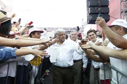 AMLO pide a Peña ayudar a familias migrantes