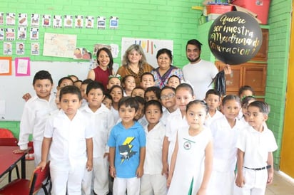 Invitan a Gladys sea madrina de graduación