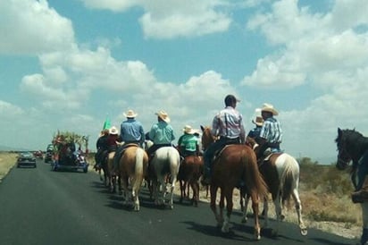 Celebra La Cascada 82 aniversario con cabalgata