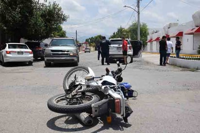 Damita tumba a motociclista