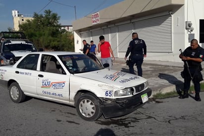 Patrulla choca contra taxista