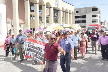 Marchan por despensas y descuento en transporte