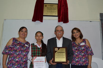 Develan placa en el salón de Alejandra Jaqueline Leija López