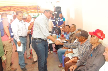 Atiende brigada a personas de la tercera edad