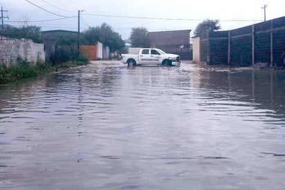 Se inundan casas y desbordan arroyos