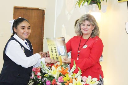 Asiste Gladys a graduación de Primaria Ruperto del Valle