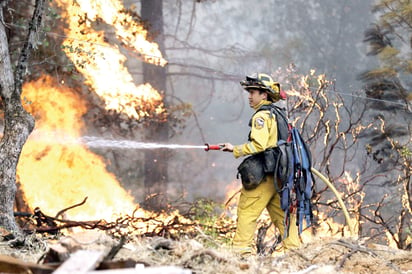 Cinco muertos y 38 mil personas evacuadas en norte de California