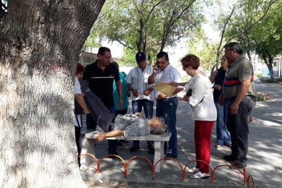 Se desmaya en fila para votar