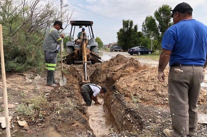 Apoya Municipio en introducción de tubería de agua a vecinos