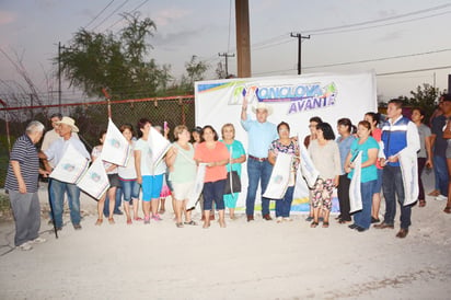 Luego de 60 años pavimentan calle