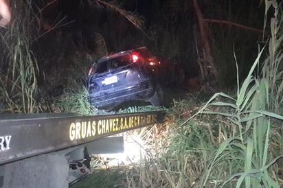 Cae auto al Río Monclova