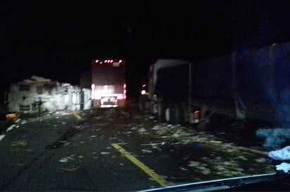 Volcadura de tráiler cierra carretera 53