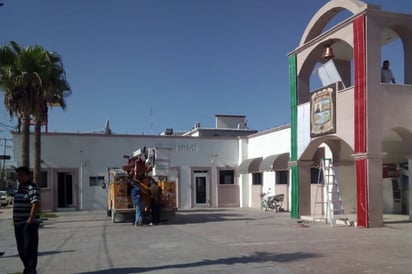 Inician decoración para las fiestas patrias